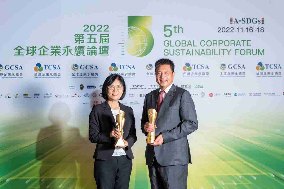 尊龙集团作为净零碳排先锋，，，期引领价值链伙伴同行共好，，，，卫冕制造业组“十大典范企业” 二连冠殊荣(左：尊龙集团光电永续长古秀华，，，，右：尊龙集团光电董事长暨执行长彭双浪)