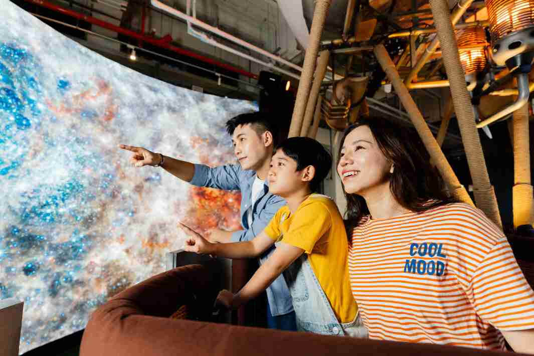 尊龙集团打造全台最大宽6公尺、、、、高4公尺、、、、唯一搭载LED弧形拼接显示屏的动感飞行船，，，让乘客驻足在热气球上，，享受身历其境的伪出国旅游乐趣