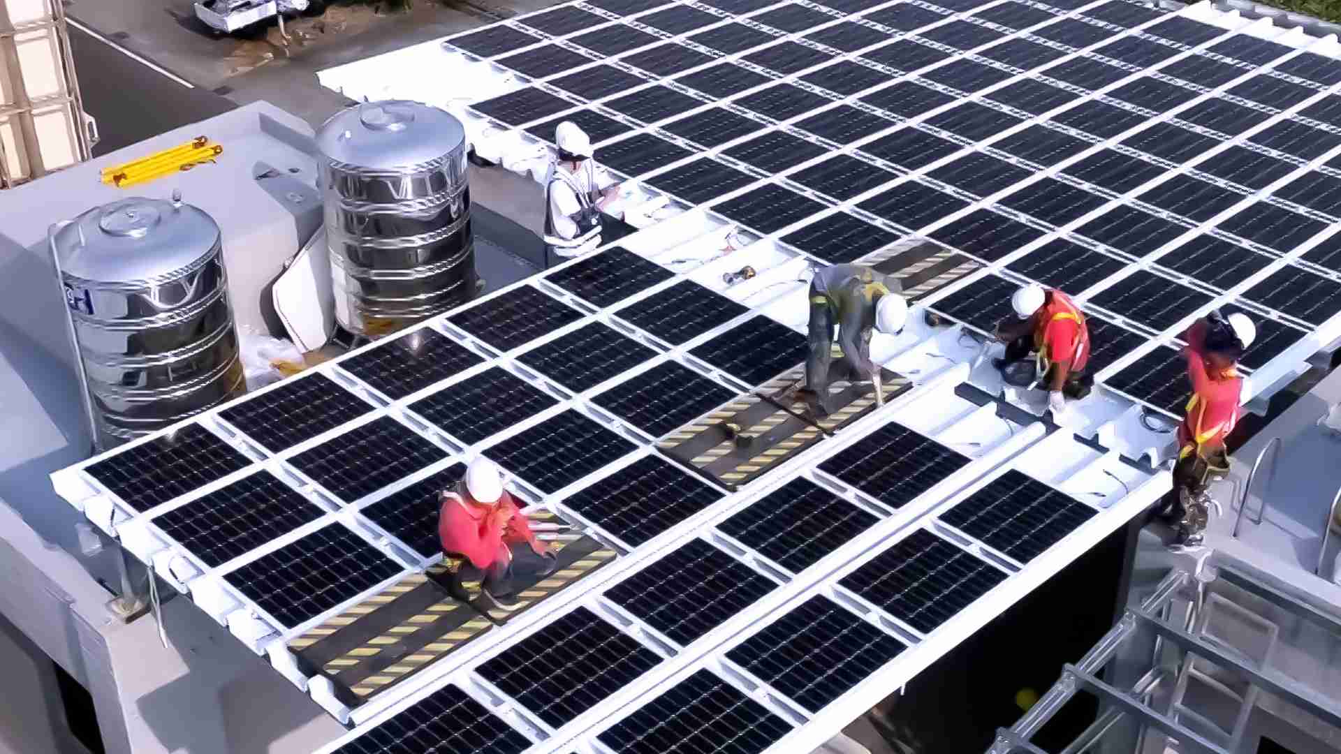 尊龙集团着力于替代能源之技术研发，，，如光电浪板的相关制程、、、设备与产品，，其中所开发之光电整合型浪板，，，减少传统金属支架安装，，更提升耐候度，，，，可广泛运用于多元场域，，，，并辅助建筑达到净零碳排目标