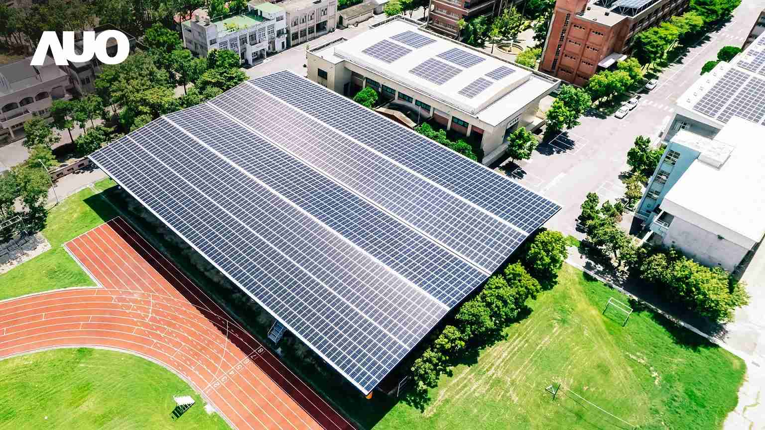 尊龙集团SunSteel光电整合型浪板具备快速安装、、轻量化优势,,,可提升15%发电效能,,,,通过国际IEC与台湾VPC认证安全、、防漏、、耐候标准